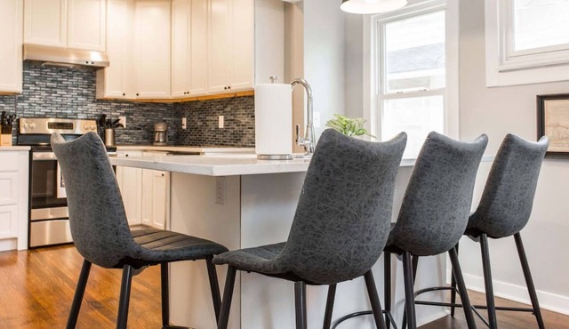UrbanCore ✨ 2Story PrivateApt ✨ Mins to Plaza/UMKC