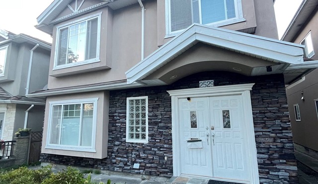 Vancouver cozy bachelor close to DT,PNE