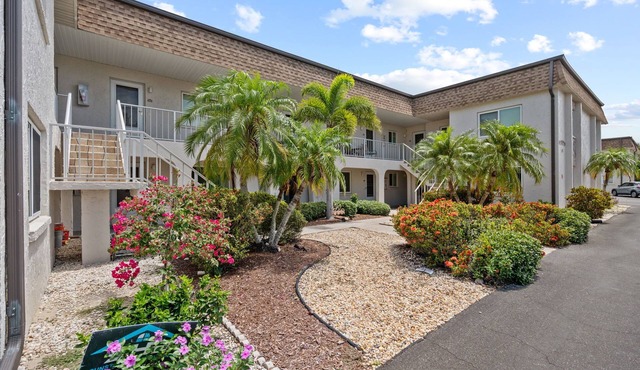 Venice Island Beach Escape. 1 Minute Walk to Private Beach! Just Renovated!