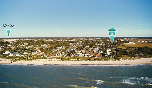 Venice Island stylish villa/2 bed 2 bath/heated swimspa/walk to beach/bikes.