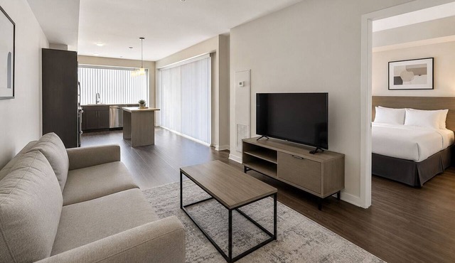 Vibrant Studio Suite Close to Shows, Food & Transit