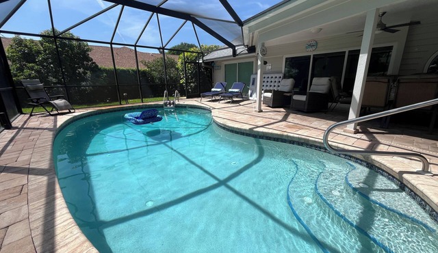 VILLA BELLY :-) heated pool. free WIFI, very private, Garage, BBQ, Kings Lake