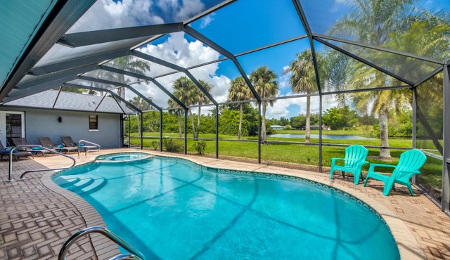 Villa Journey - newly renovated, large pool, adjoining small park with lake