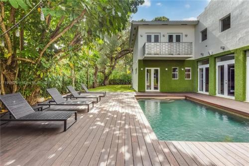 Villa Roxi, Chic 5BR Hideaway with Pool in Coconut Grove