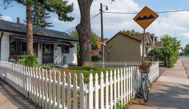 Vintage Cottage minutes from downtown