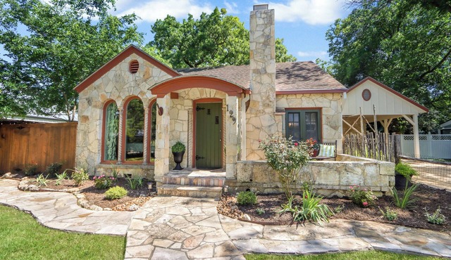 WALK EVERYWHERE, steps to Historic Downtown Boerne, 1920's cottage sleeps 4!