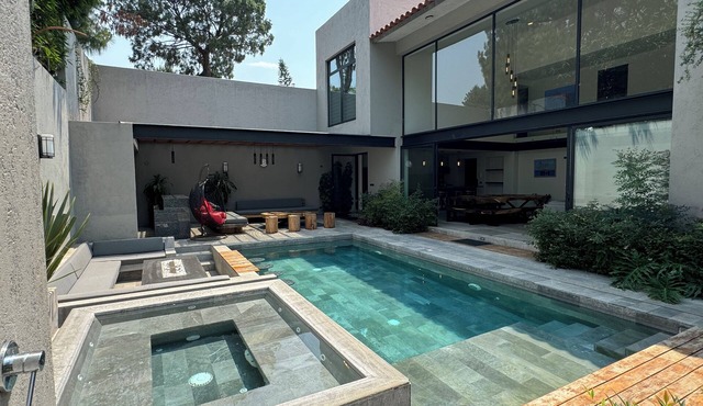 Walk to Avandaro center, 6 bedrooms, private pool, jacuzzi, firepit, karaoke