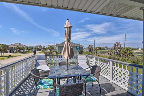 Walk to Galveston Beach: Coastal Escape w/Yard