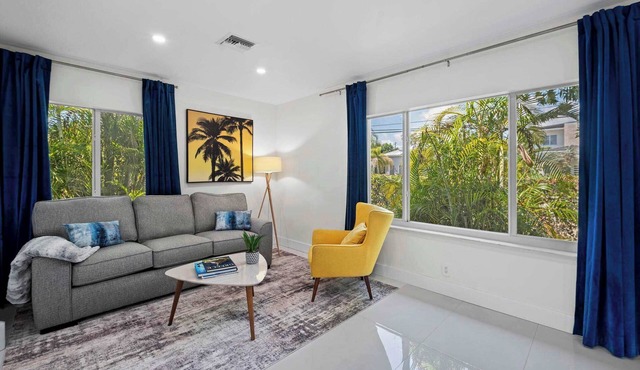 Walk to Las Olas - Modern Apt w/Fast WiFi