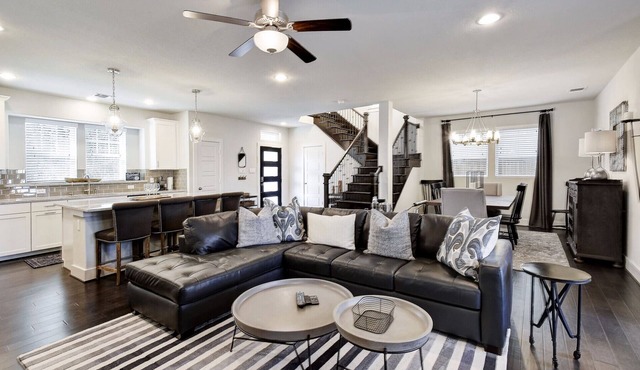 Walk to Riverwalk & Alamo Luxury Southtown 3BR Stylish Home Near Alamodome