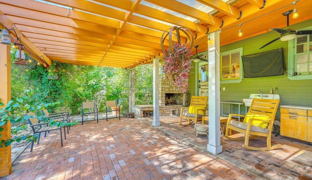 Walk to the Alamodome! Quirky Gem w/Private Patio