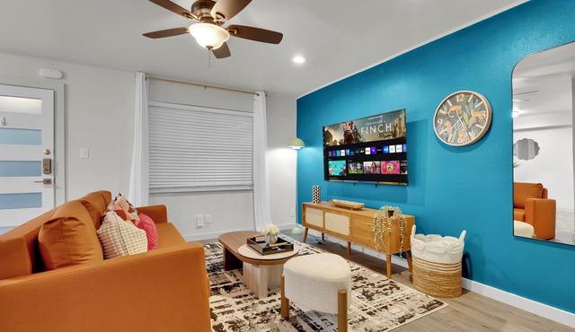 Walkable 2Bedroom Austin Stay-King Bed,Pet Friendly,Free Parking,Pool,Sleeps10