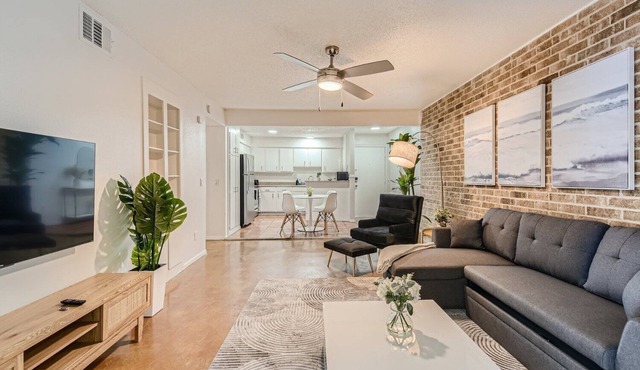Walkable Dtwn 2B Getaway | Sleeps 6 | Pool, Prkg