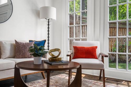 Walkable Grant Park 1920s Home with King Bed