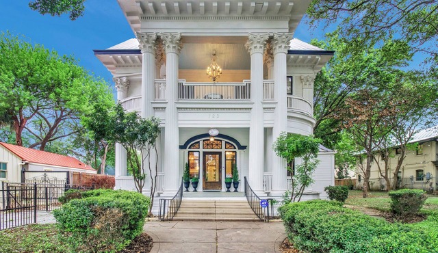Walkable to Riverwalk Charming 5-Bedroom Historic Home in King William District