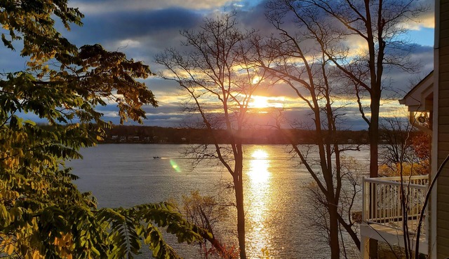 Waterfront, private beach, dock, view and great comfort SPA + Fireplace