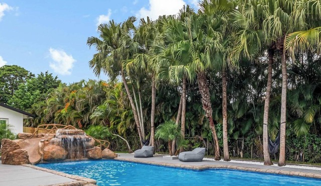 Waterfall Villa | Multi Court Watersilde Cinema