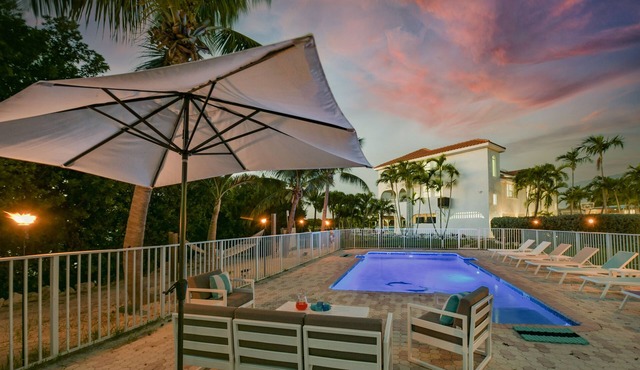 Waterfront, 100ft Dock, Kayaks, Bikes, Pool, Hot Tub, Basketball & Pickleball