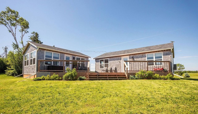 Waterfront cottage with private dock and Kayaks. 5 minutes to Lakeside Beach.