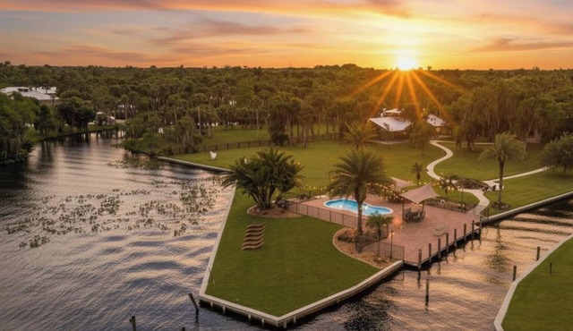 Waterfront Farm Estate Pool, Theater, Kayaks