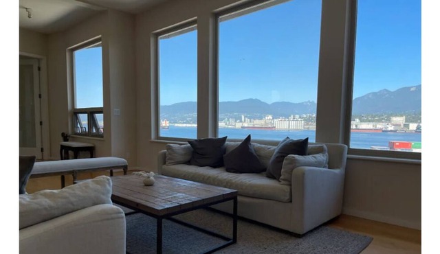 Waterfront home close to downtown