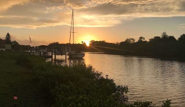 Waterfront! Immaculate & Serene 3/2 Heated pool at home on saltwater sailboat canal