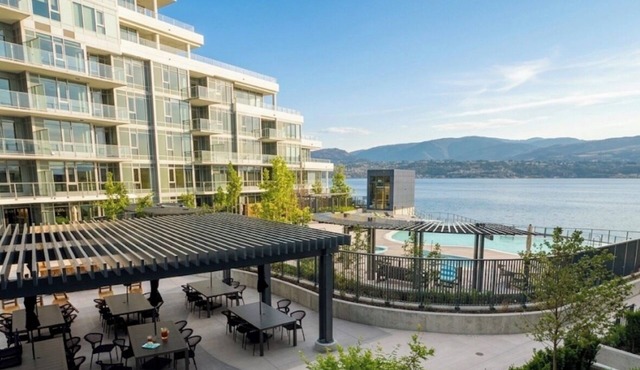 Waterfront luxurious 2-bedroom/2 bath apartment in fabulous Kelowna in Kelowna