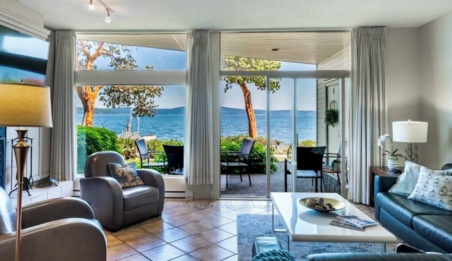 Waterfront Wonder! Beautiful oceanfront 1 bedroom condo with amazing views!