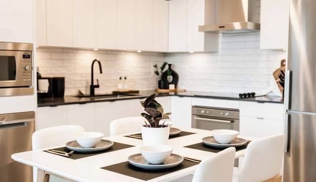 Welcome to The New Yorker! A stylish downtown Kelowna retreat with lake views, a rooftop terrace, and walkable access to restaurants, shops, beaches, and the waterfront.