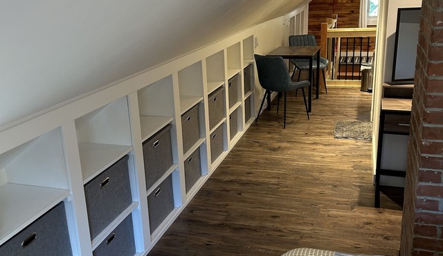 Welcome to Troll Haven! 10 minutes from downtown, cozy space with kitchenette.