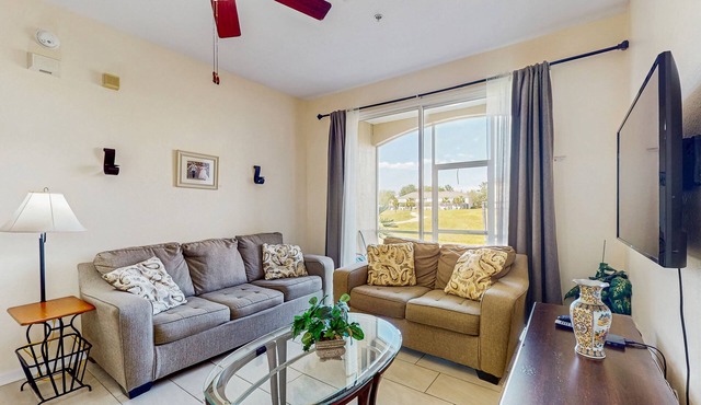 Windsor Palms townhome with WiFi, AC, screened patio, pool, hot tub, & tennis