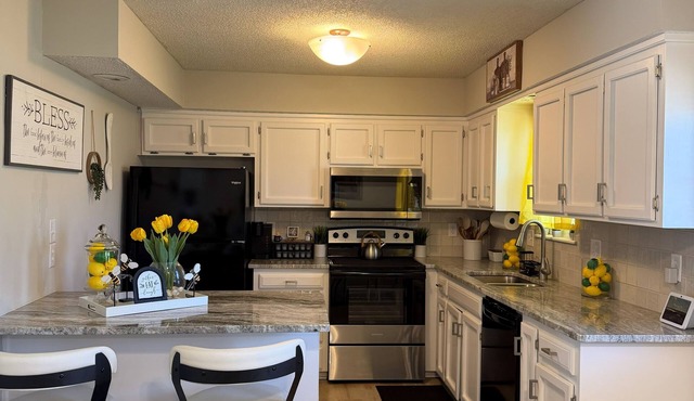 World Cup Ready! Charming 3BR Home in Prime KC Location Sleeps 10