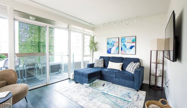 Yaletown 2BR & 2BA Condo with Patio Bar & Parking