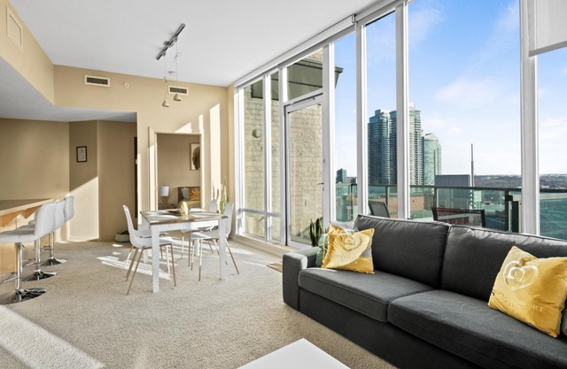 Simply Comfort. Trendy 2Br Apartment Downtown Parking