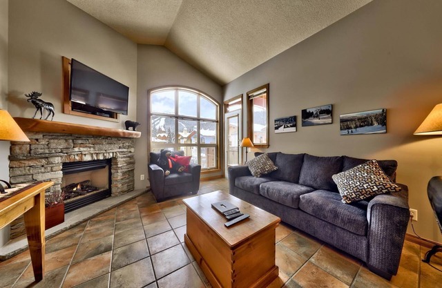 Upper level 2 bedroom condo with courtyard view and easy access to ski runs