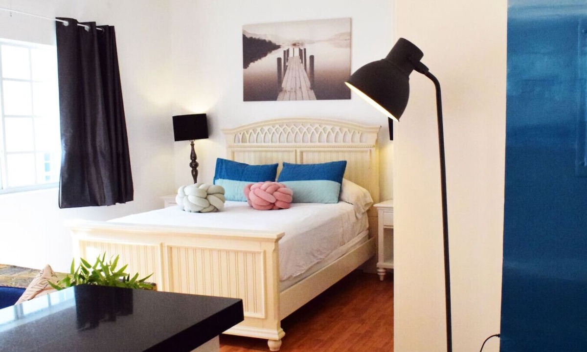 City Center Condo | Light-Filled Apt| Steps to Beach Convention Center
