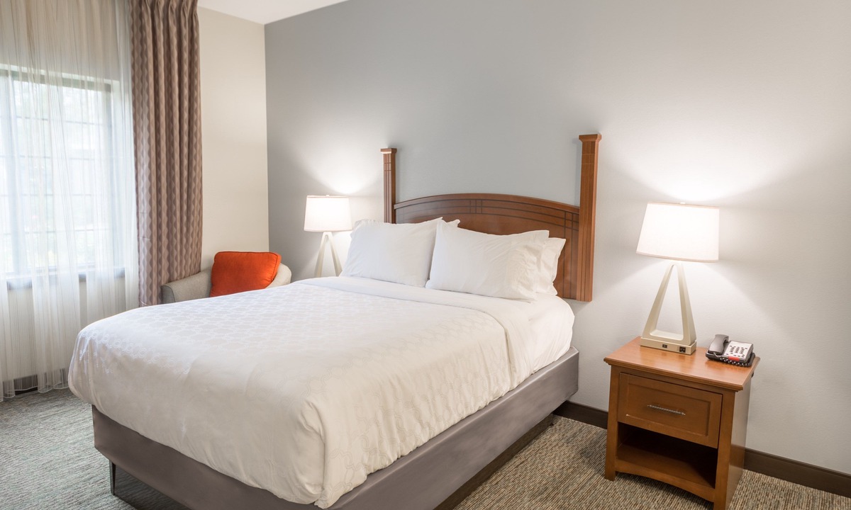 Independence Condo | Free Breakfast. Outdoor Pool & Hot Tub. Great for Business Travelers!