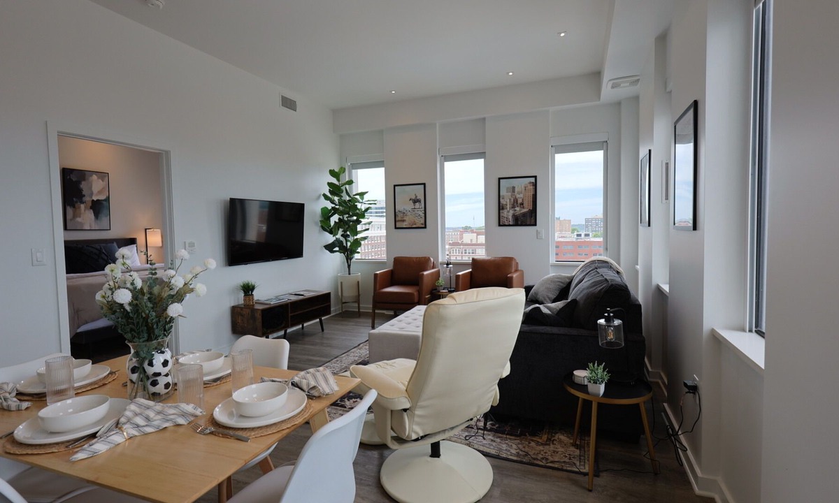 Downtown Kansas City Apartment | Kansas City King Lux Retreat - Massage Chair - Gym - Free Parking