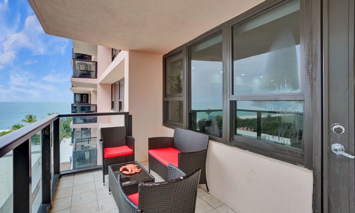 Mid Beach Apartment | Cozy Ocean View Condo/Beach Service & Pool/808