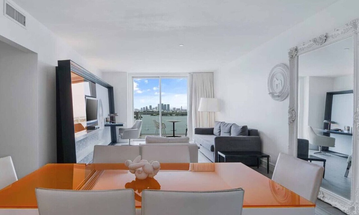 West Avenue Apartment | Penthouse 2 Bed 2 Bath Bay View with Balcony