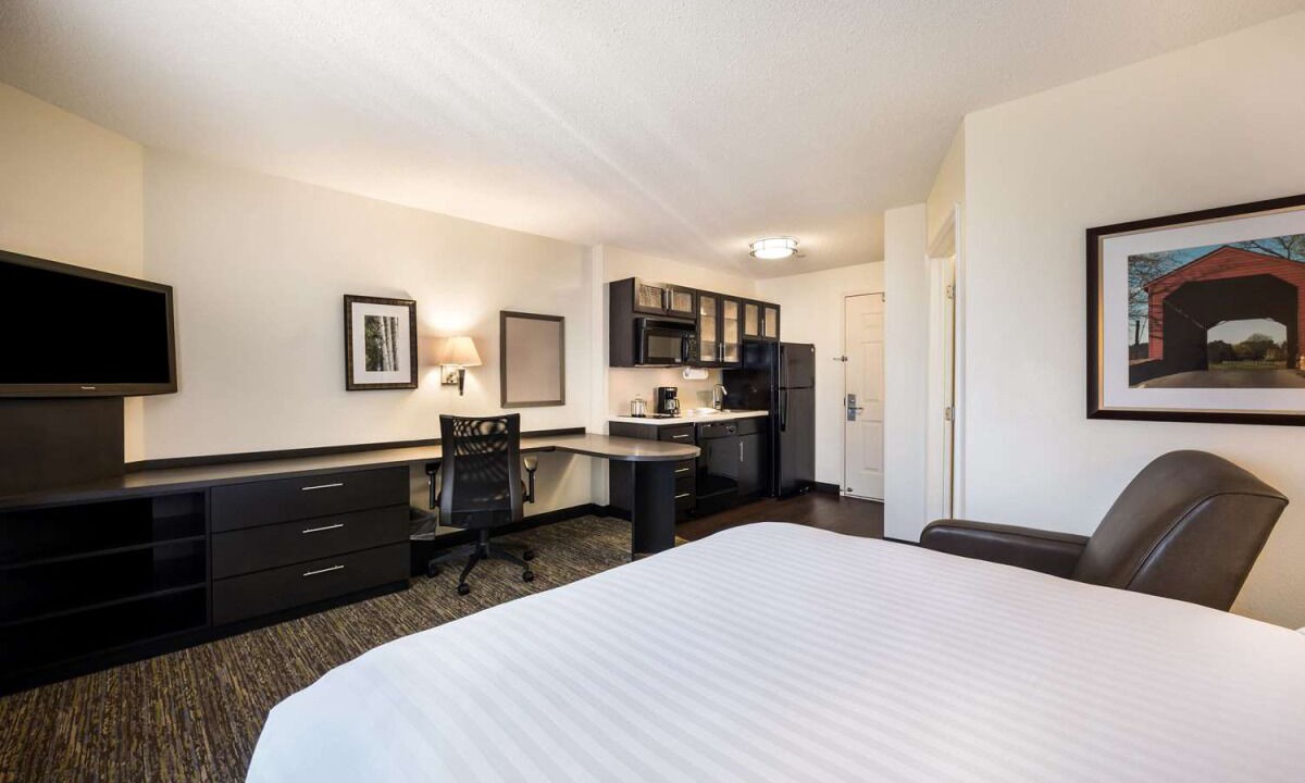 Plano Hotel | Great Pick for Your Next Staycation! Unit with Full Kitchen, Pets are Welcome!