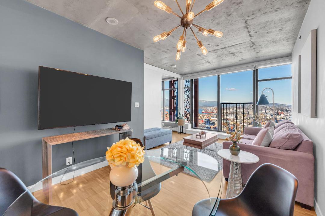 Gastown Apartment | Water Views, 40th Floor Sub-Penthouse! Entire Condo in the heart of Vancouver City Centre