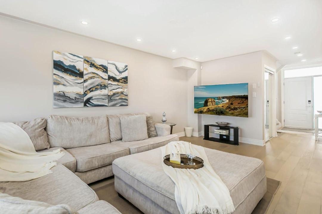Vaughan House | Bright 4 BR Family Home , Sleeps 8, Near Wonderland and Vaughan Mills