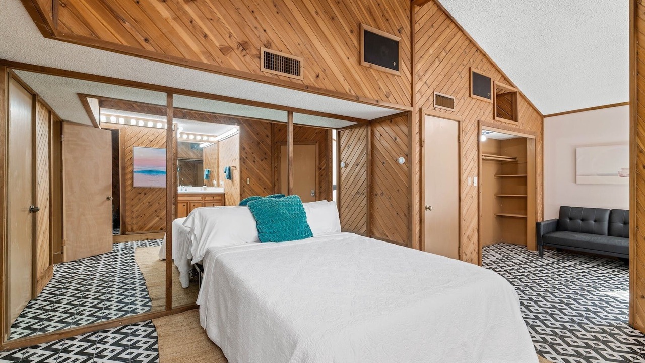 Photo of Bedroom in Point Venture