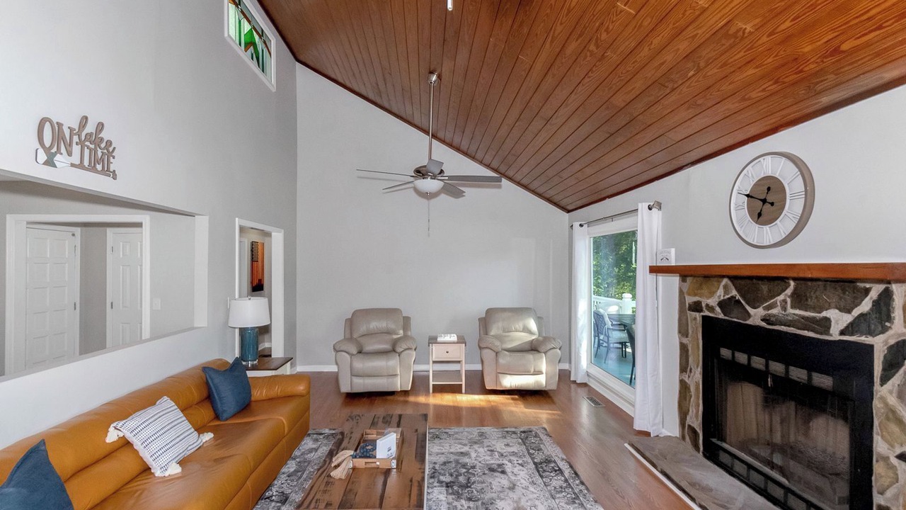 Photo of Livingroom in Lake Oconee