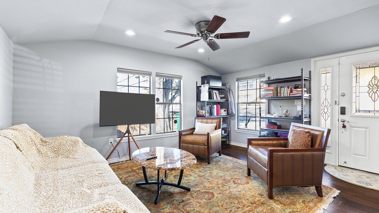 Photo of Livingroom in Mahncke Park