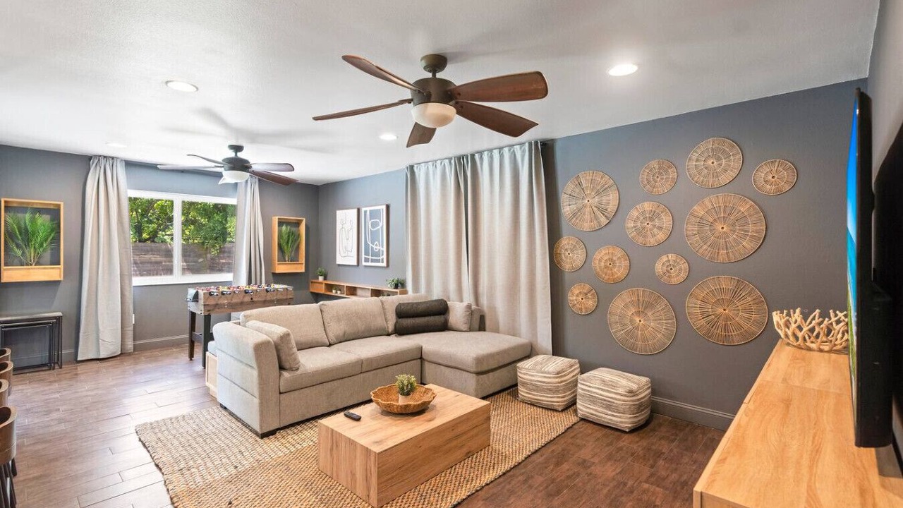 Photo of Livingroom in Ludlam