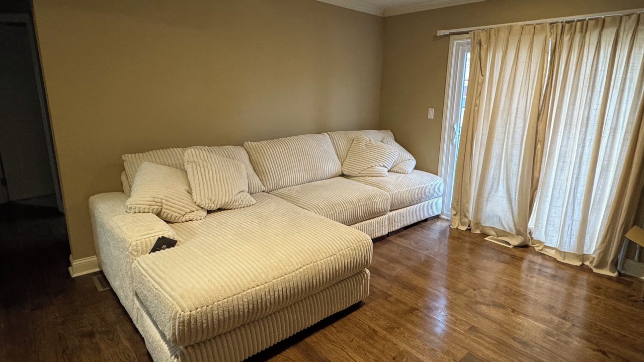 Photo of Livingroom in West Plaza