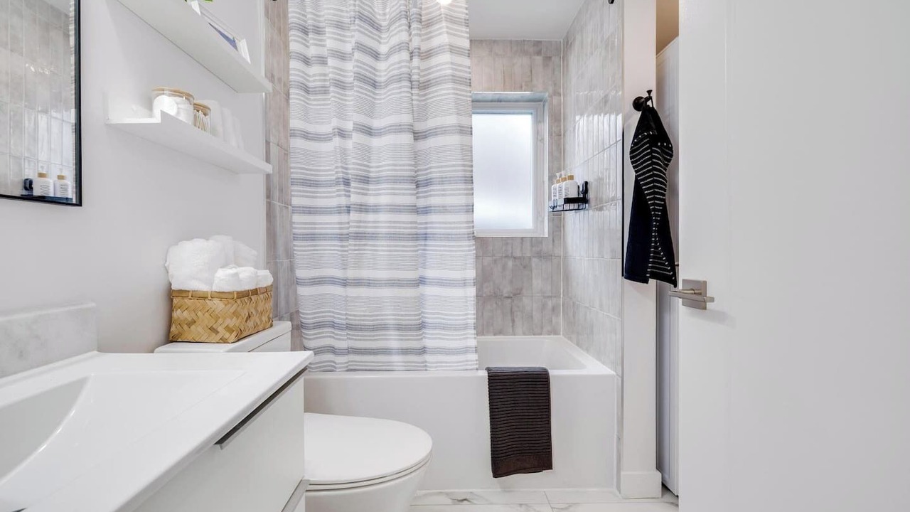 Photo of Bathroom in Sunset