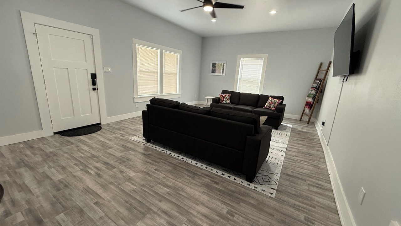 Photo of Livingroom in Government Hill